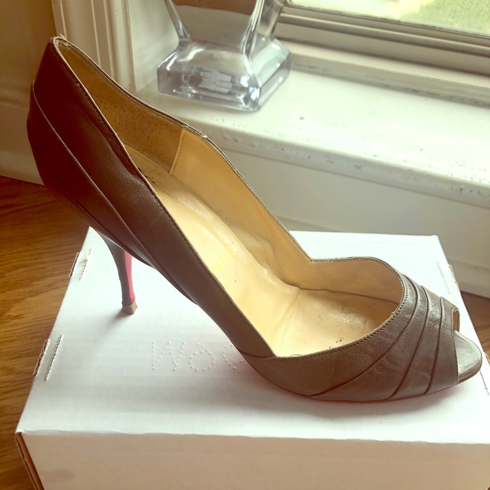 Louboutin Paris pump size 39.